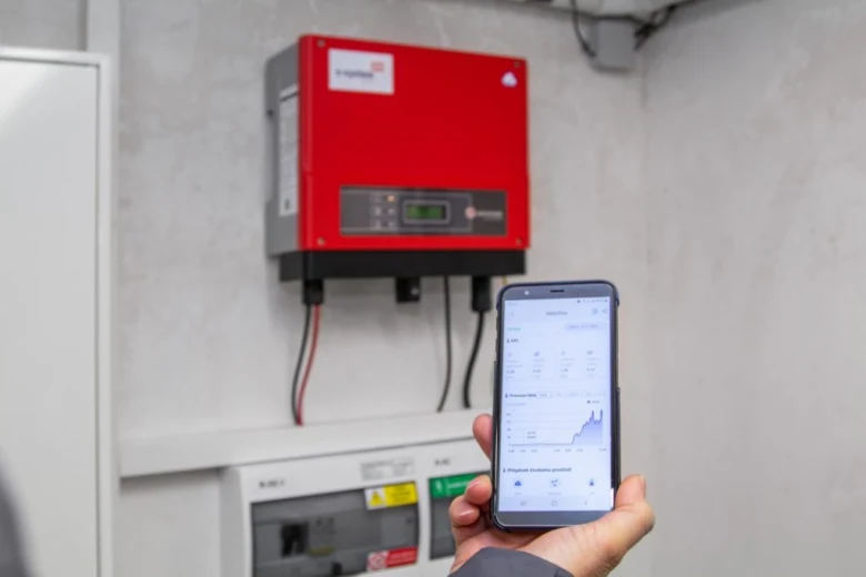 Mobilní aplikace sledující výkon domácího solárního systému s inverzorem