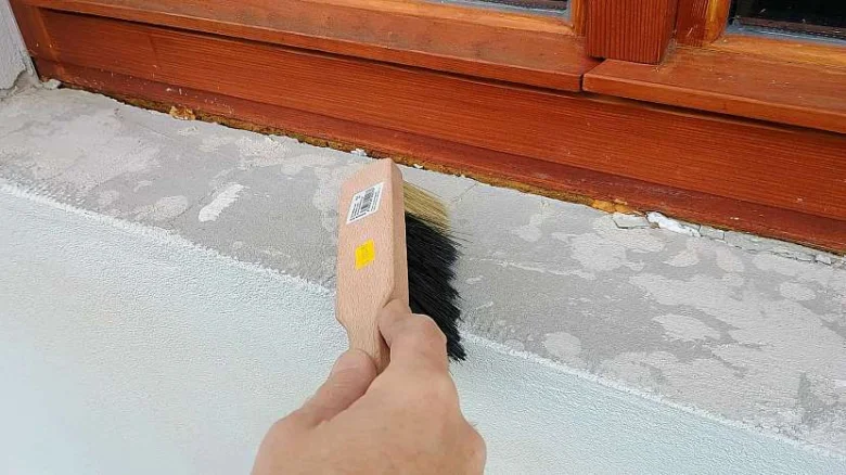 Ruční čištění vnitřního parapetu před montáží