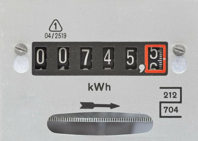 Fotografie elektroměru s čísly pro odečtení spotřeby energie v kilowatthodinách.
