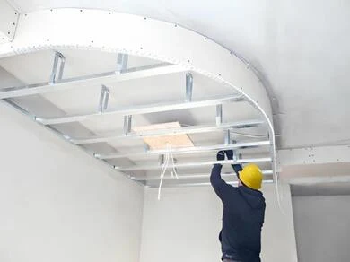 Montáž kovového rámu pro sádrokartonový strop v podkroví.