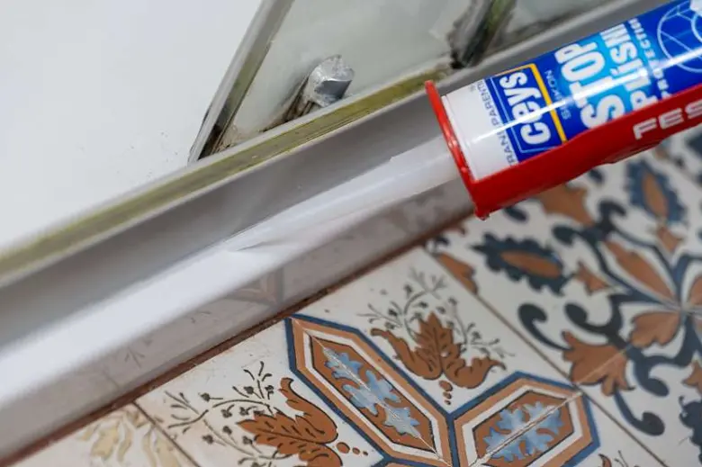 Nanosem silikonové těsnění do sprchového koutu pro prevenci plísně.