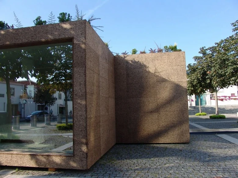 Moderní stavba z korku jako izolační materiál na venkovním náměstí.