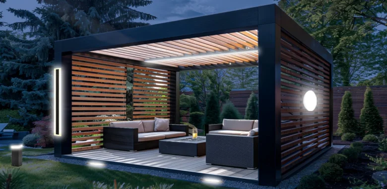 Modern osvětlená pergola s venkovním sedacím nábytkem v zahradě.