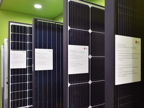 Výstava fotovoltaických panelů pro vzdělávací účely.