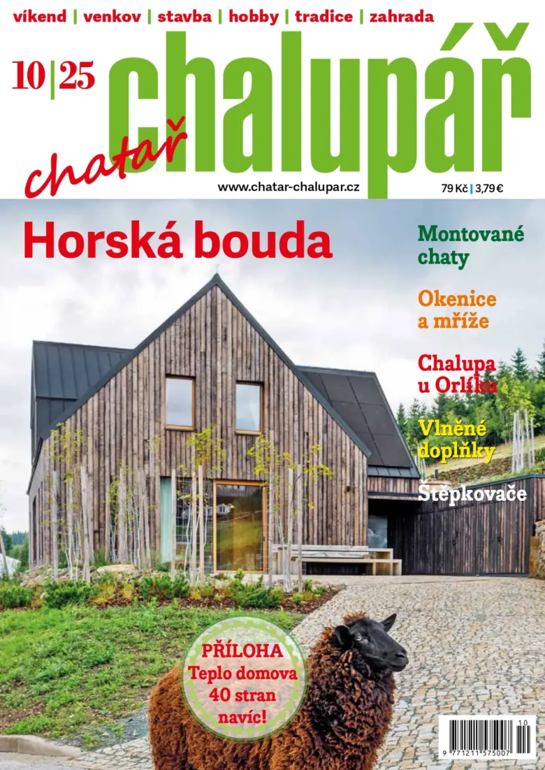 Moderní dřevěný chalupa s ovci na kamenné cestě.
