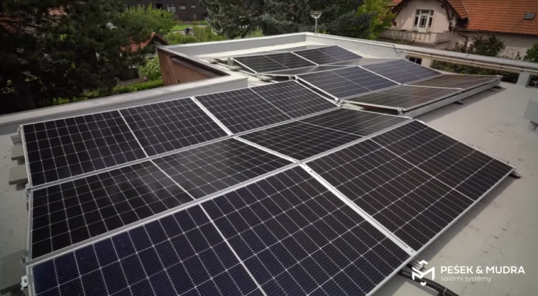 Fotografie fotovoltaických panelů na střeše rodinného domu.