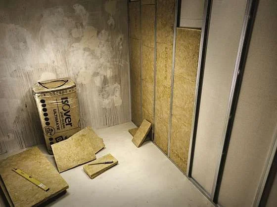 Stavební práce s gypskartónem v interiéru.