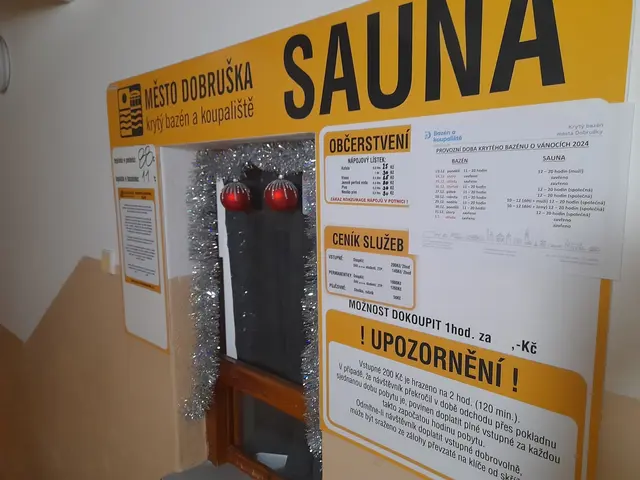 Vstup do sauny v bazénu města Dobrušky s informacemi o provozu.