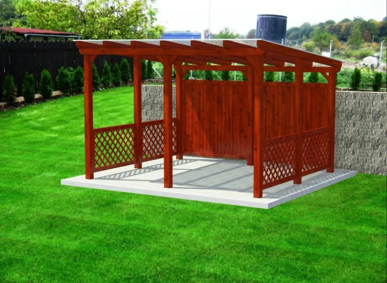 Dřevěná pergola s mřížovými panely na trávníku u domu.