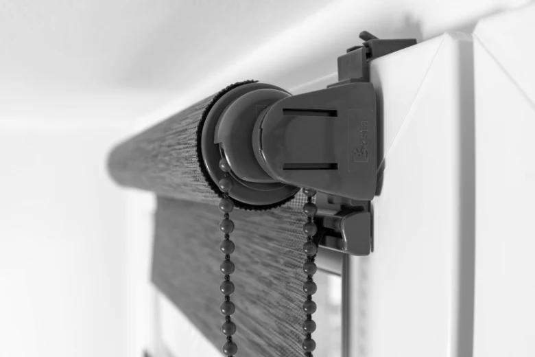 Detailní záběr na mechanismus rolety den a noc s řetězy.