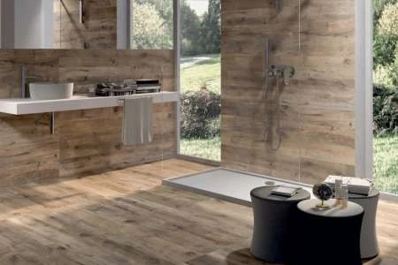 Moderní koupelna s dlažbou imitující dřevo na stěnách i podlaze.