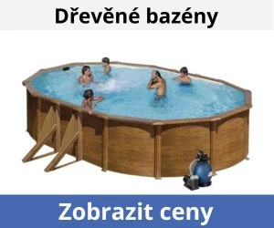 Dřevěný bazén s lidmi v něm na bílém pozadí.