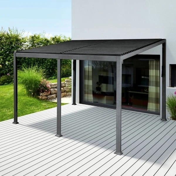 Moderní černá kovová pergola na dřevěné terase u domu.