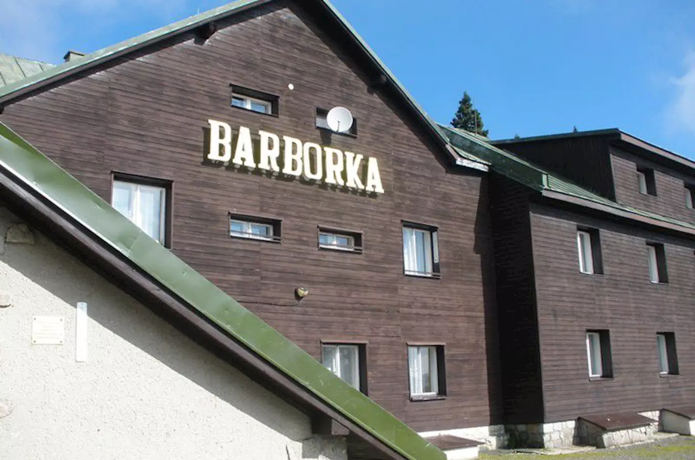 Chata Barborka u Pradědu v Jeseníkách na fotografii.