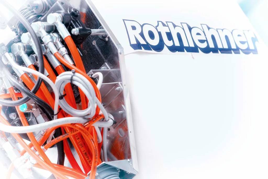 Detailní pohled na hydraulické připojení stroje značky Rothlehner.
