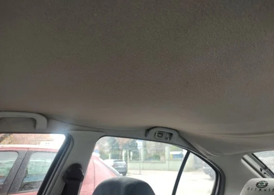 Vnitřek vozu s pohledem na stropnici před opravou.