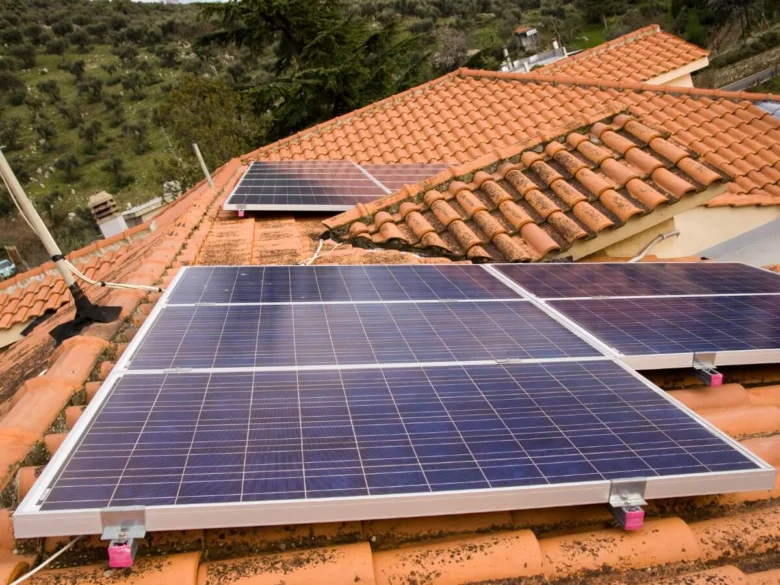 Moduly fotovoltaické na střeše rodinného domu.