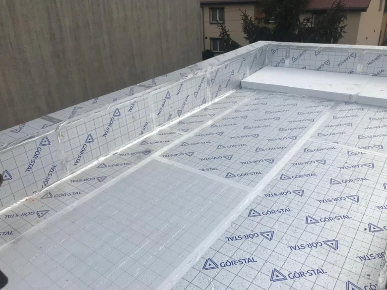 Střecha s nainstalovanými izolačními panely pod fólií.