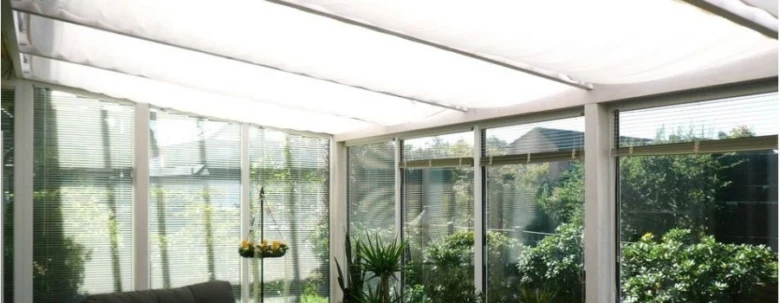 Slunečník s rolovací stínicí látkou v zimním zahradě