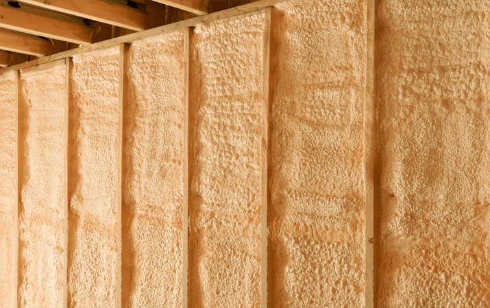 Pěnová izolace PUR vyplňující stavební nosníky ve zdi.
