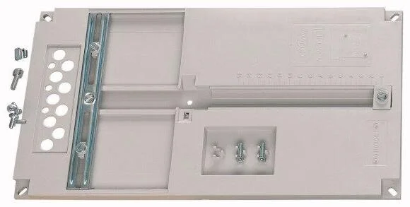 Pozadí elektrického rozvaděče s montážními lištami a svorkovnicemi.