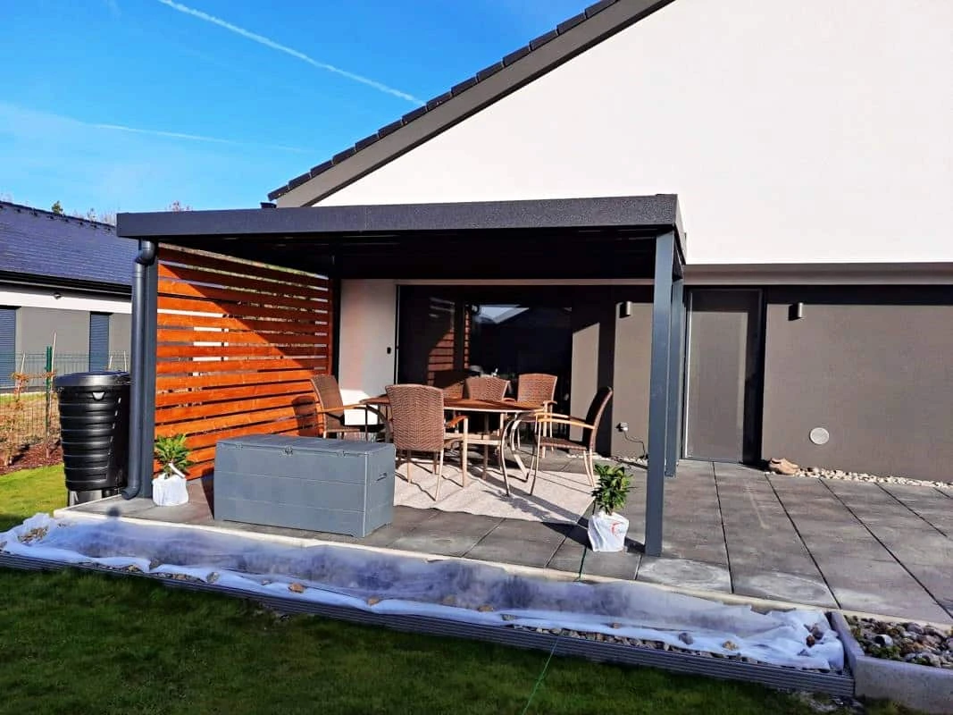 Moderní pergola s dřevěnou clonou u domu pro venkovní posezení