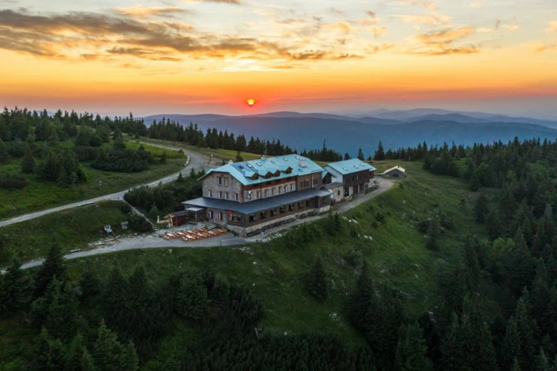 Chata na Šeráku v horách při západu slunce
