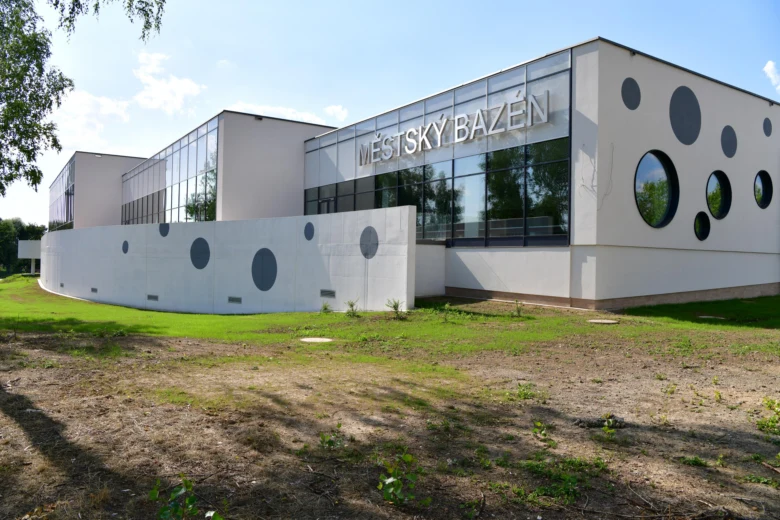 Moderní krytý městský bazén s kruhovými okny v Karviné.