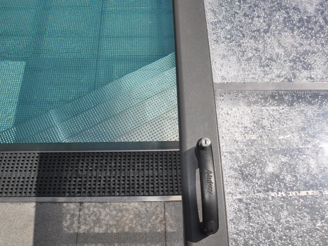 Detailní pohled na filtraci bazénu s košem pro odstraňování nečistot.