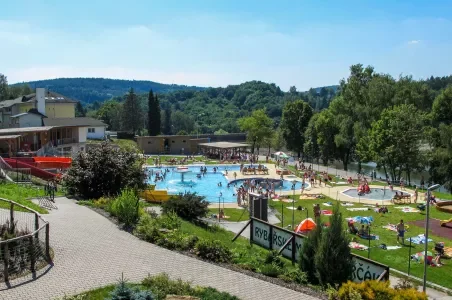 Venkovní bazénové komplex s tobogány a lehátky v Luhačovicích nebo Pozlovicích.