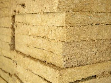 Skládané desky minerální vlny pro izolaci střešního krovu.