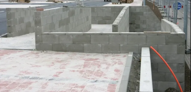 Stavba základové desky z betonových bloků na staveništi.
