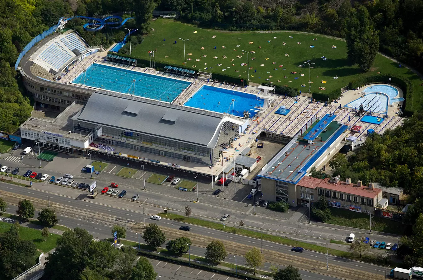 Vzdušný pohled na plavecký bazén podolí s koupalištěm