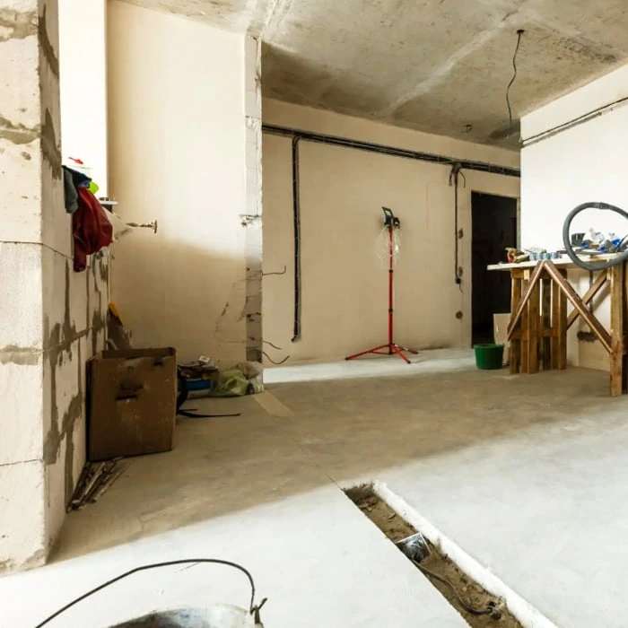Stavební práce s elektrickými instalacemi v pražském bytě.