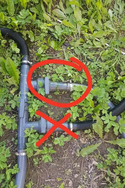 Svépomocný systém ohřevu bazénu s potrubím a hadicemi.