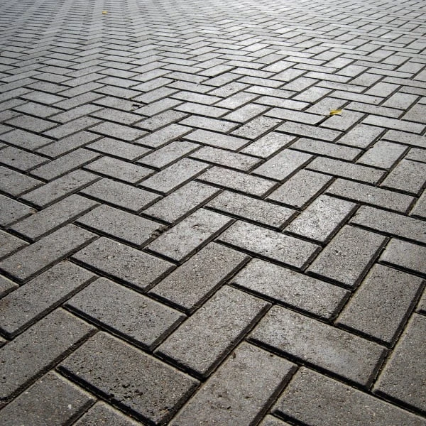 Světlá dlažba z betonu v kachlovém vzoru na rovné ploše.