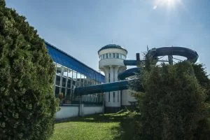 Venkovní bazén s vodními skluzavkami ve České Třebové.