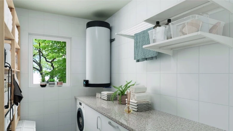 Moderní pračírna s elektrickým bojlerem na zdi vedle okna.