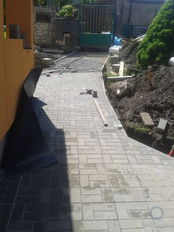 Přestavba terasy s dlažbou zámek během montáže.