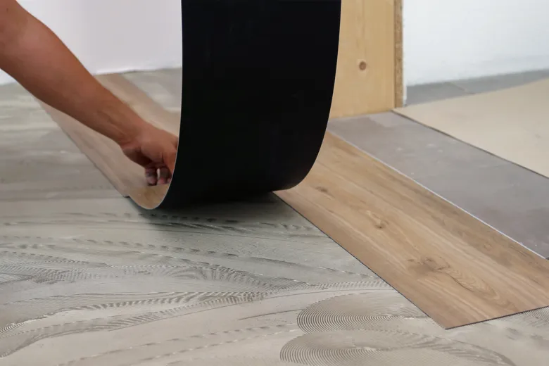 Montáž lepeného vinylového podlahového krytu s odleptovaním ochranné fólie