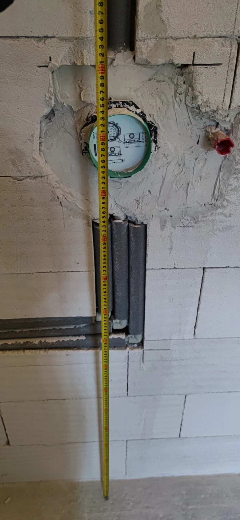 Montáž vodovodních instalací v domě vlastními rukama s měřicí páskou.
