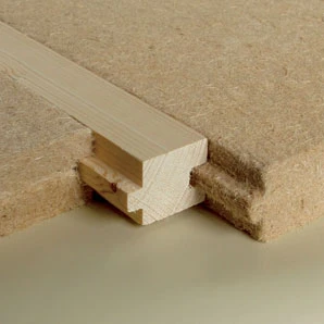 Detail spoje dřevovláknité desky s viditelnou vrstvou a texturou materiálu.