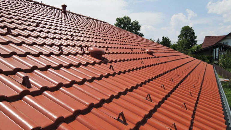 Červená tašková střecha po rekonstrukci s detailním pohledem.