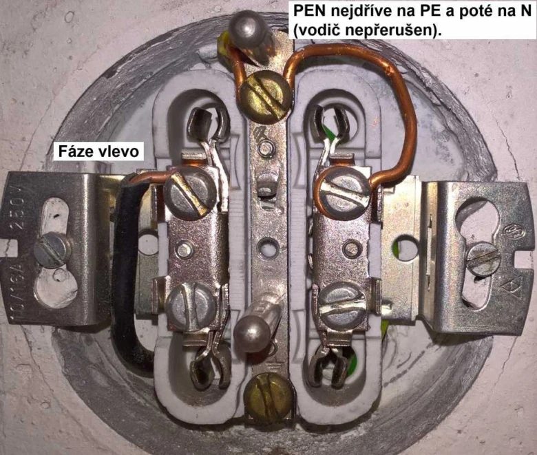 Vnitřní zapojení zásuvky s označením fázového a nulového vodiče.