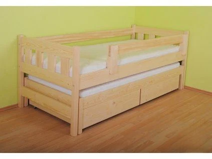 Vyvýšená dřevěná postel s úložným prostorem pod ní.