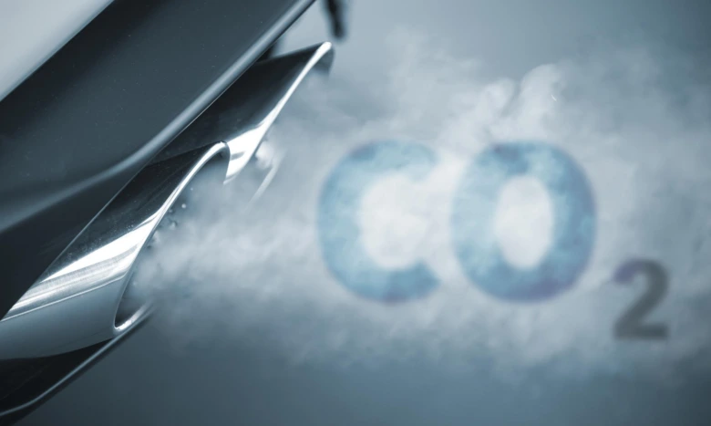 Zobrazení emisí oxidu uhličitého z výfuku automobilu.