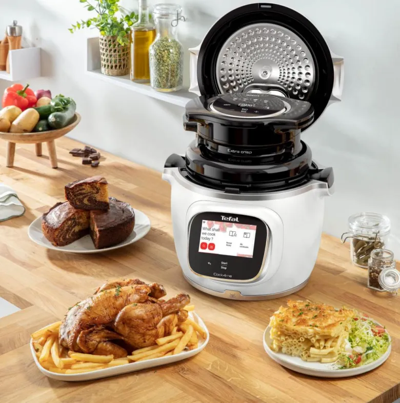 Multifunkční hrnec značky Tefal s připravenými jídly.