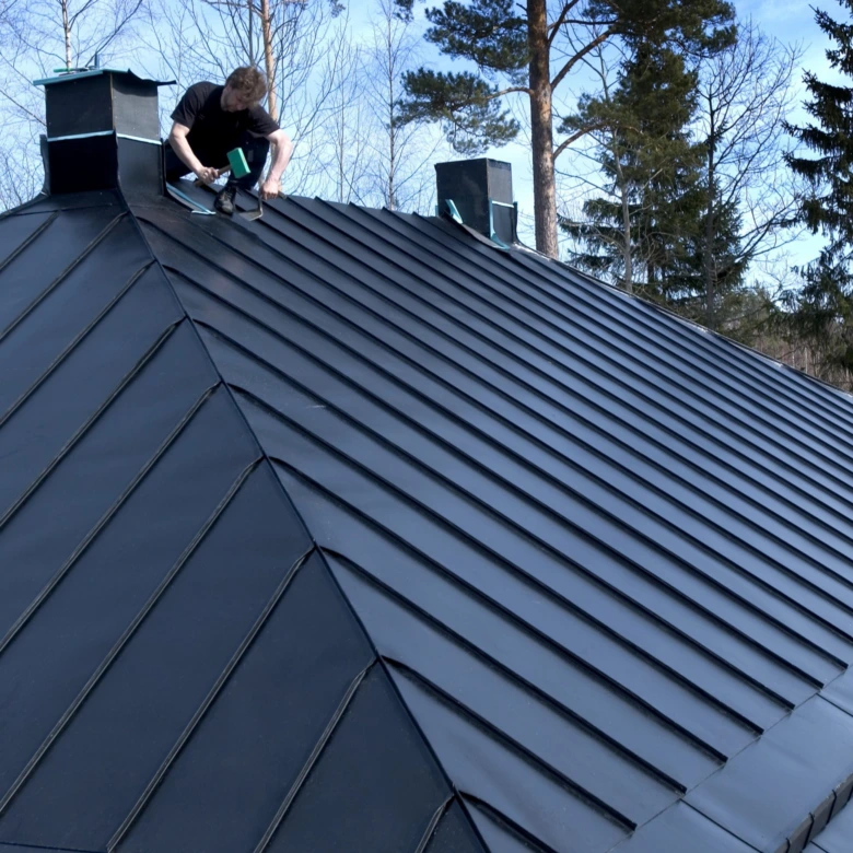 Montáž lehké střešní krytiny na skloněné střechu.