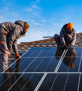 Montáž fotovoltaických panelů na střešní tašky