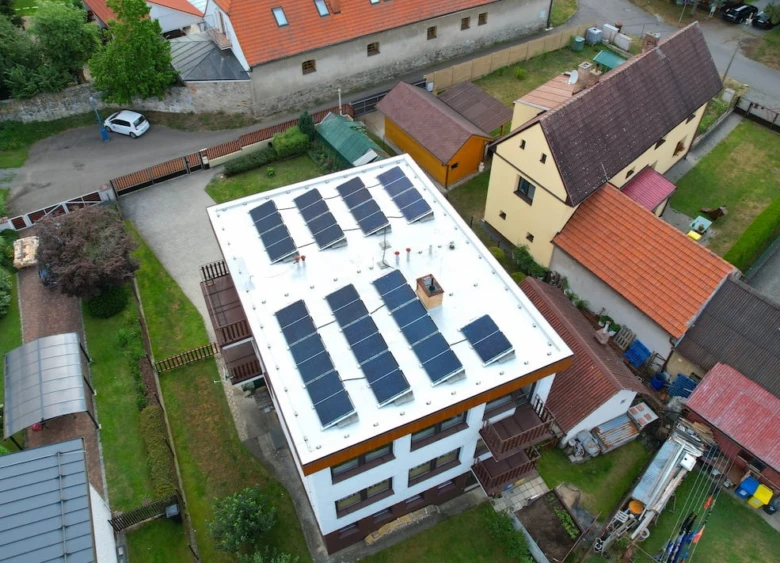 Vzdušný pohled na střechu s fotovoltaickými panely.